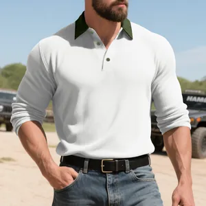 Polo homme à manches longues blanc avec col contrasté vert dans un décor extérieur.