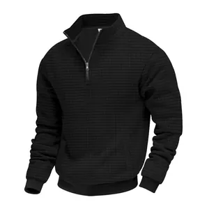 Dettaglio felpa da uomo nera in maglia a nido d'ape con colletto a mezza zip