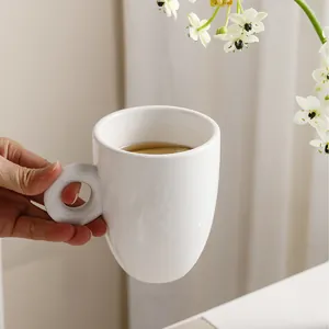 Mug à café minimaliste en céramique blanche avec anse circulaire unique