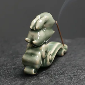 Eleganter Räucherstäbchenhalter aus Seladon-Keramik mit Jadekaninchen und Ruyi-Wolke