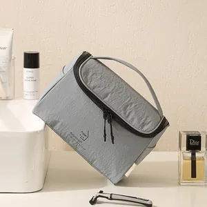 Grand sac de toilette gris en nylon pour voyage avec poignée et fermeture éclair