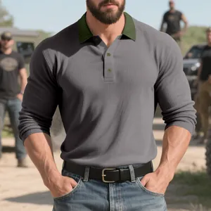 Polo chic à manches longues pour hommes en maille côtelée avec col vert contrasté.