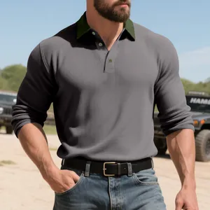 Détail d'un polo à manches longues pour hommes avec col contrasté vert et texture