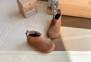 Detail van bruine suède enkellaarsjes voor kinderen met warme fleecevoering en rits