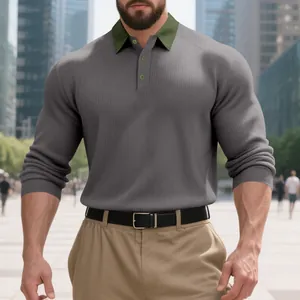 Vue détaillée d'un polo à manches longues gris pour hommes avec col contrasté vert.