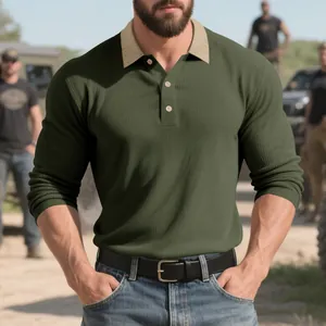 Détail d'un polo à manches longues pour homme en maille côtelée vert olive à col contrasté