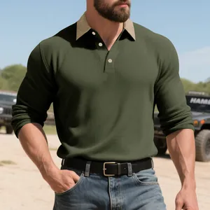 Gros plan sur un polo à manches longues en maille côtelée pour homme avec col contrasté