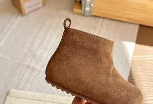 Detailopname van een bruine suède retro kinderlaars met verfijnde materiaalkwaliteit