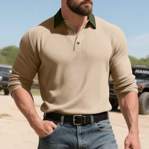 Vue détaillée du polo homme à manches longues en maille côtelée avec col contrasté.