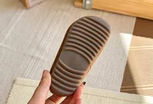 Detailopname van de antislip rubberen zool op kinder retro winter lederen laarzen