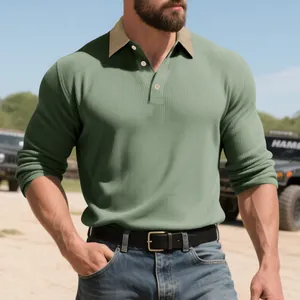 Gros plan d'un polo à manches longues pour hommes en vert sauge avec col côtelé beige.