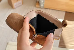 Gedetailleerd overzicht van bruine suède kinderlaarzen met warme fleece voering