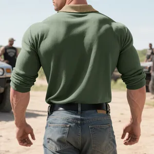 Détail du dos d'un polo à manches longues pour homme en maille côtelée et col contrasté