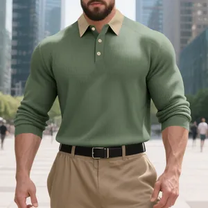Gros plan d'un polo vert à manches longues avec un col contrasté beige élégant.