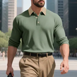Détail de la texture du polo à manches longues pour homme vert sauge à col contrasté
