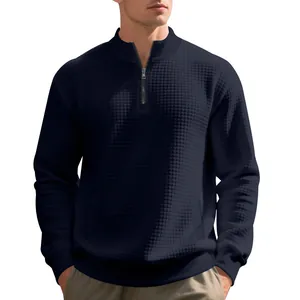 Dettaglio della felpa in maglia a nido d'ape blu navy con mezza zip e collo alto.