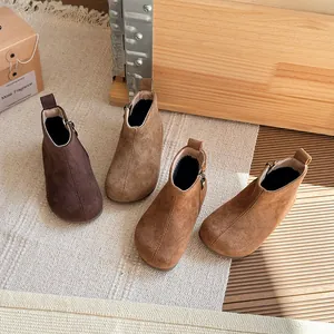 Stijlvolle retro suède kinderlaarzen in verschillende bruintinten voor herfst en winter.