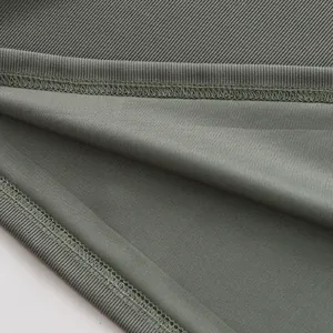 Gros plan détaillé du tissu côtelé français olive et de la couture surjetée durable