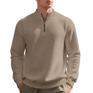 Primo piano di felpa pesante in maglia waffle con dettaglio collo a zip corta