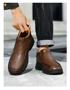 Detailopname van bruine leren herenloafers met een stevige rubberen profielzool