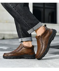 Gedetailleerd overzicht van premium bruine leren herenschoenen op een stenen ondergrond
