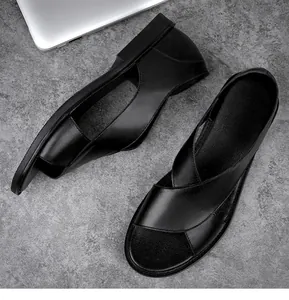 Vue détaillée des sandales en cuir noir pour hommes avec brides croisées et semelle souple