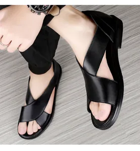 Vue détaillée de sandales en cuir noir pour hommes avec design à brides croisées.