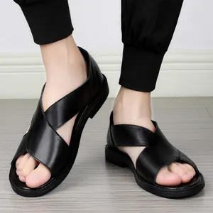 Détail de sandales en cuir noir pour homme avec un design élégant à brides croisées