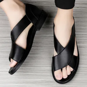 Vue de dessus de sandales romaines en cuir noir pour hommes à brides croisées