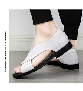 Vue détaillée de sandales en cuir blanc pour hommes avec découpes et semelle noire