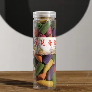 Cônes d'encens à refoulement colorés dans un récipient en plastique transparent