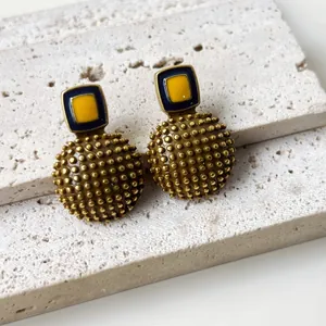 Pendientes retro de esmalte con cuadrado amarillo y cúpula con lunares en relieve