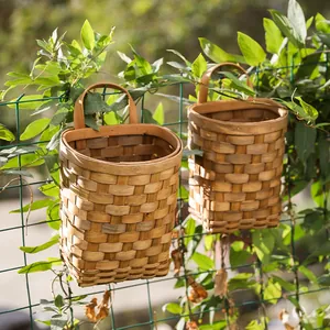 Paniers muraux en bois tissé à la main sur fond de feuillage vert