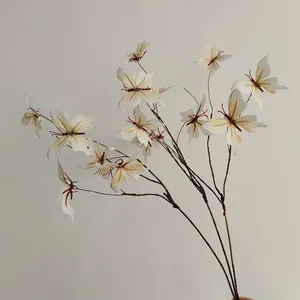 Detailansicht eines künstlichen Schmetterlingszweigs für Hochzeit Blumendekorationen