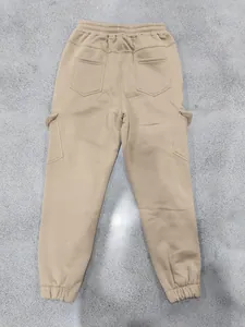 Gedetailleerd achteraanzicht van zware kaki cargo-joggingbroek voor heren met elastiek