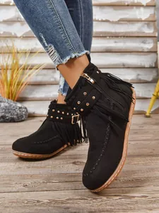 Elegante zwarte suède enkellaarsjes in westernstijl met franjes en gouden studs en rits
