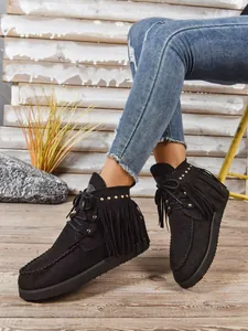 Stijlvolle zwarte enkellaarsjes met franjes en gouden studs in rustieke westernstijl