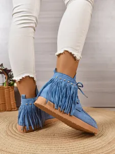 Gedetailleerd overzicht van blauwe westernlaarzen voor dames met franjes en studs decor