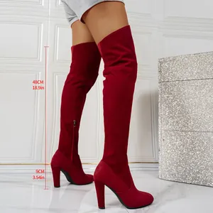 Detailansicht der modischen weinroten Overknee-Stiefel aus Wildleder mit 9 cm Blockabsatz