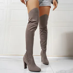 Detailansicht der eleganten grauen Wildleder Overknee-Stiefel mit klobigem Blockabsatz
