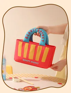 Detalle de una bonita bolsa de almacenamiento de oxford rojo con rayas amarillas y asa azul
