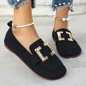 Detailansicht schwarzer Slipper mit funkelnder quadratischer Strass-Schnalle für Damen