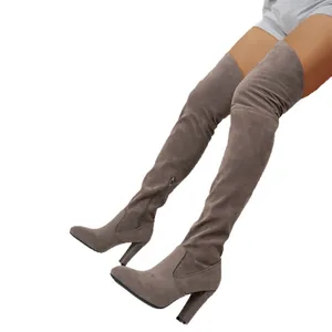 Elegante graue Overknee-Stiefel aus Wildleder mit spitzer Zehenpartie und Blockabsatz.
