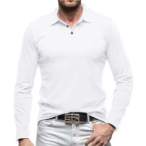 Dettaglio di una polo bianca a maniche lunghe da uomo in stile casual minimalista.