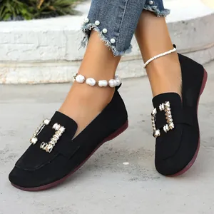 Detailansicht der eleganten schwarzen Slipper mit quadratischer Strass-Schnalle und Karree-Zehe.