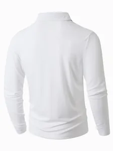 Vista posteriore dettagliata di una polo a maniche lunghe bianca minimalista da uomo
