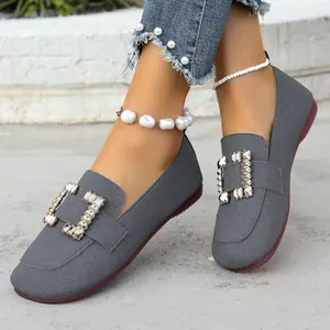Elegante graue Damen Slipper mit eckiger Zehenpartie und glänzender Strass-Schnalle