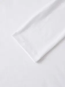 Primo piano dettagliato del polsino con doppia cucitura di una t-shirt bianca a maniche lunghe
