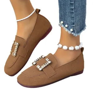 Stilvolle braune Slipper mit eckiger Zehenpartie, Kristall-Schnalle und Wildleder-Finish für Damen