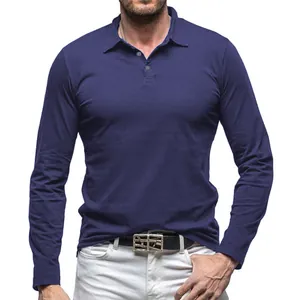 Polo a maniche lunghe da uomo blu scuro abbinata a pantaloni bianchi stile casual